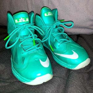 Size 3 Youth Lebron James Nikes